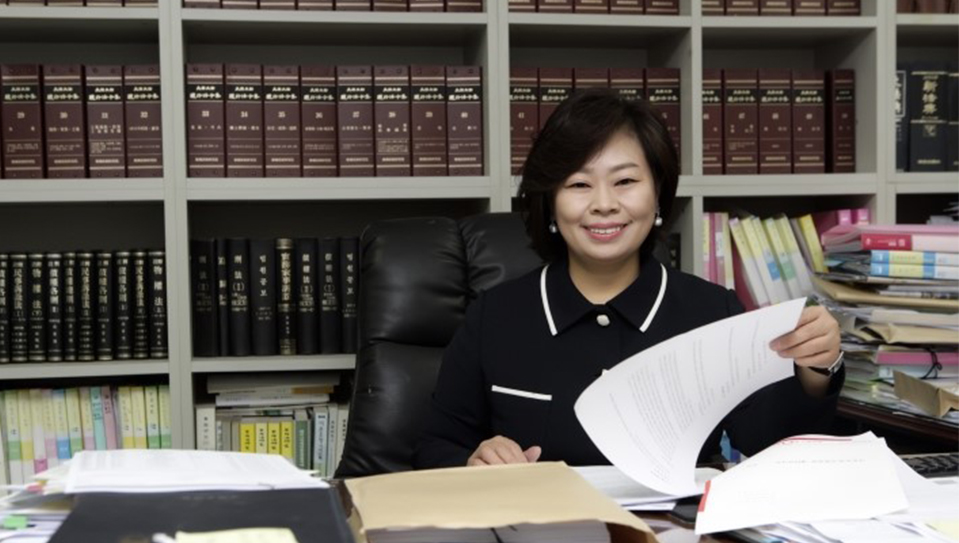 여성신문 '2015 올해의 인물'에 선정된 한국여성변호사회장 이명숙 동문(법학·86년 졸)