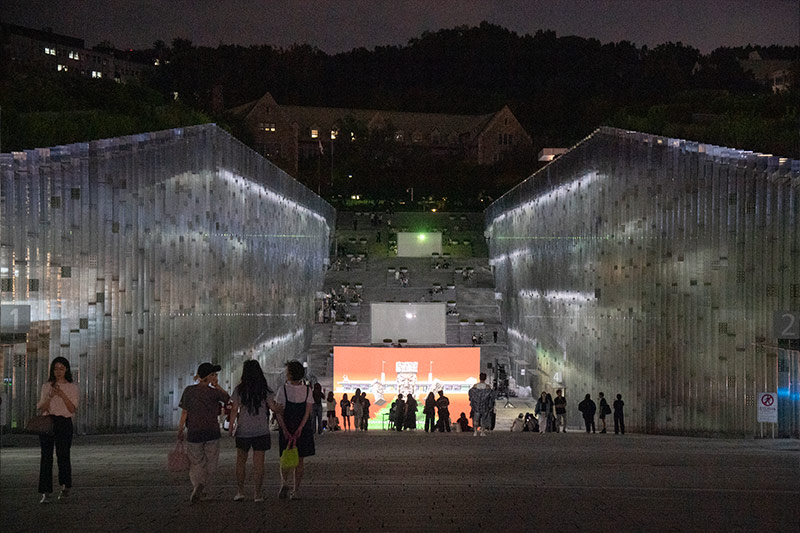 <이마프X프리즈 필름 2024> 캠퍼스의 밤을 물들이다