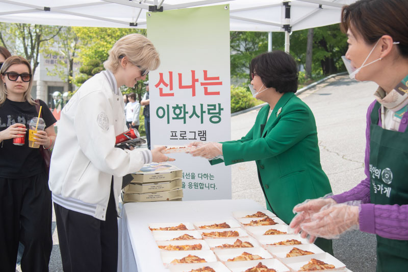 이화사랑 피자 배부 사진