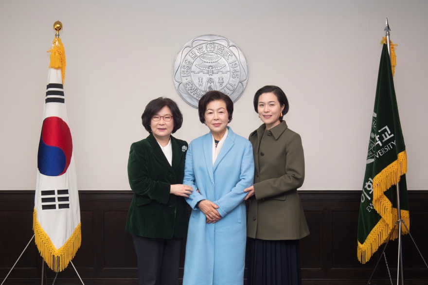 [동정] 김윤옥 여사, 이수연 동창 접견 및 총장 초청 오찬
