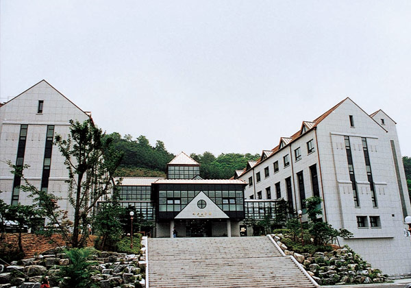 세계 여자최초 공과대학 설립 (1996)